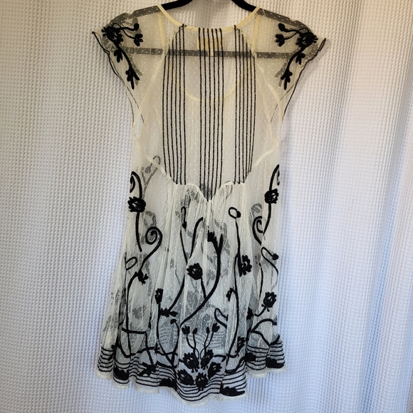 Embroidered mesh tunic top, size 2 - Picture 2 of 4